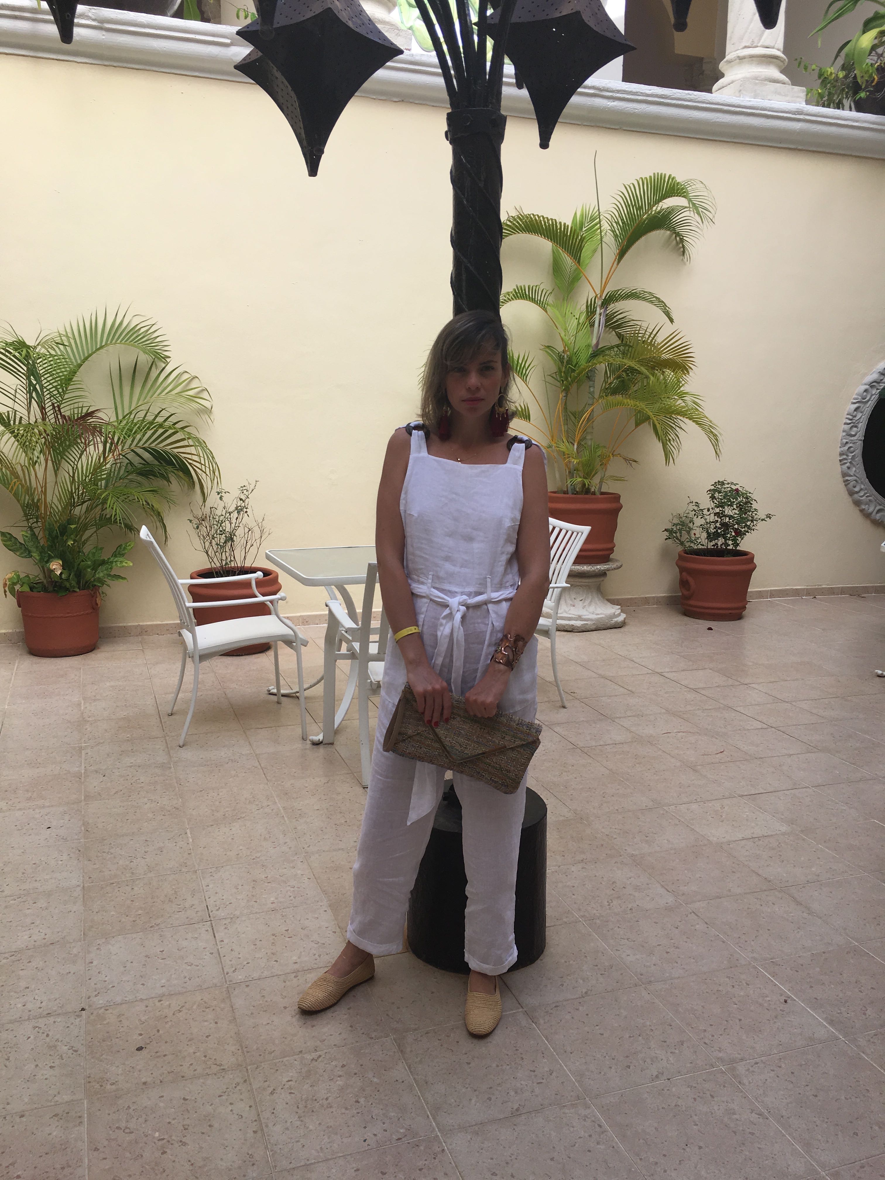 Alba Marina Otero fashion blogger from Mylovelypeople blog shares with you her trip to Cancun and what to pack in your suitcase for this kind of weather as a white linen jumpsuits