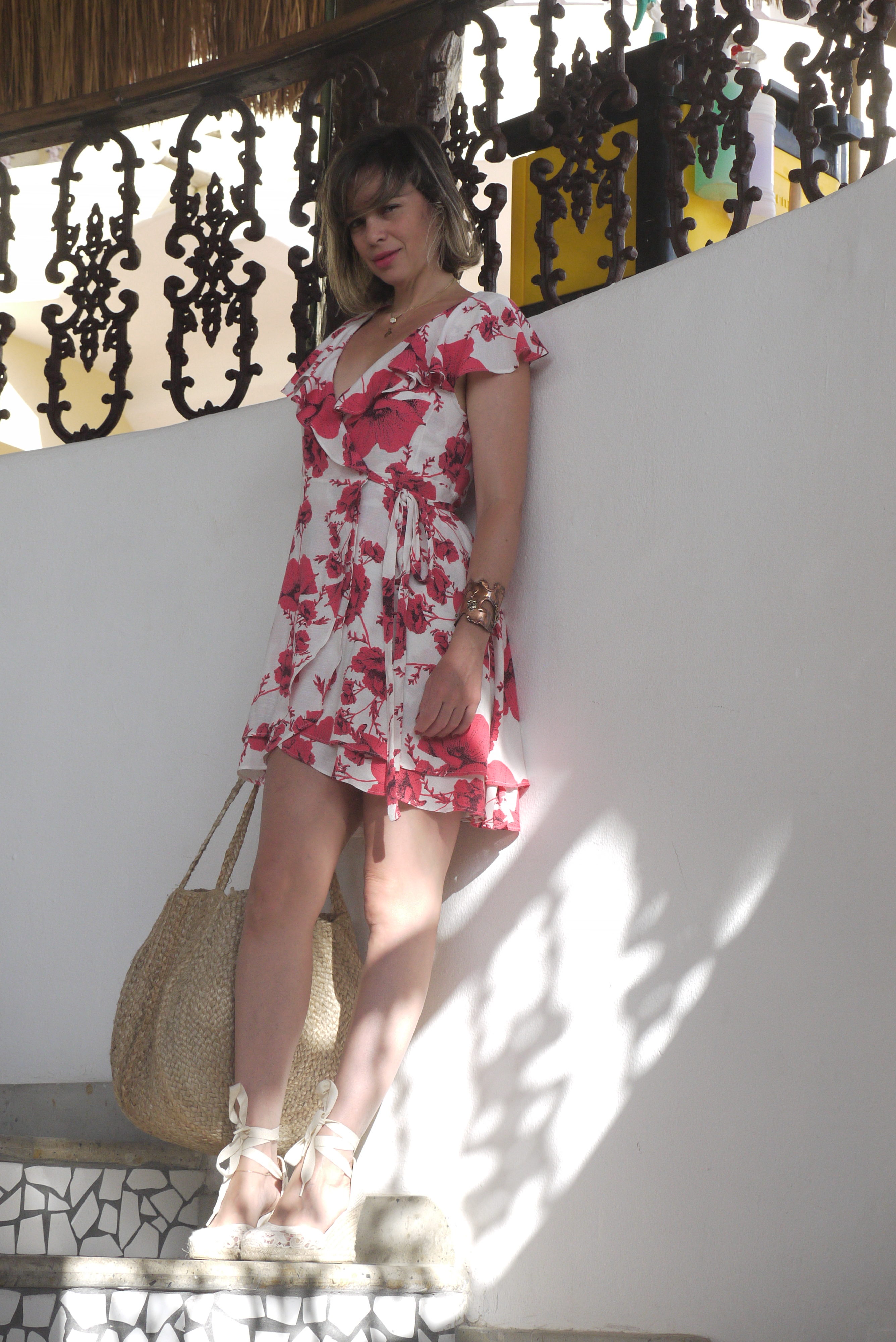 Alba Marina Otero fashion blogger from Mylovelypeople blog shares with you how to wear a wrap flower dress not only for summer but fall season too