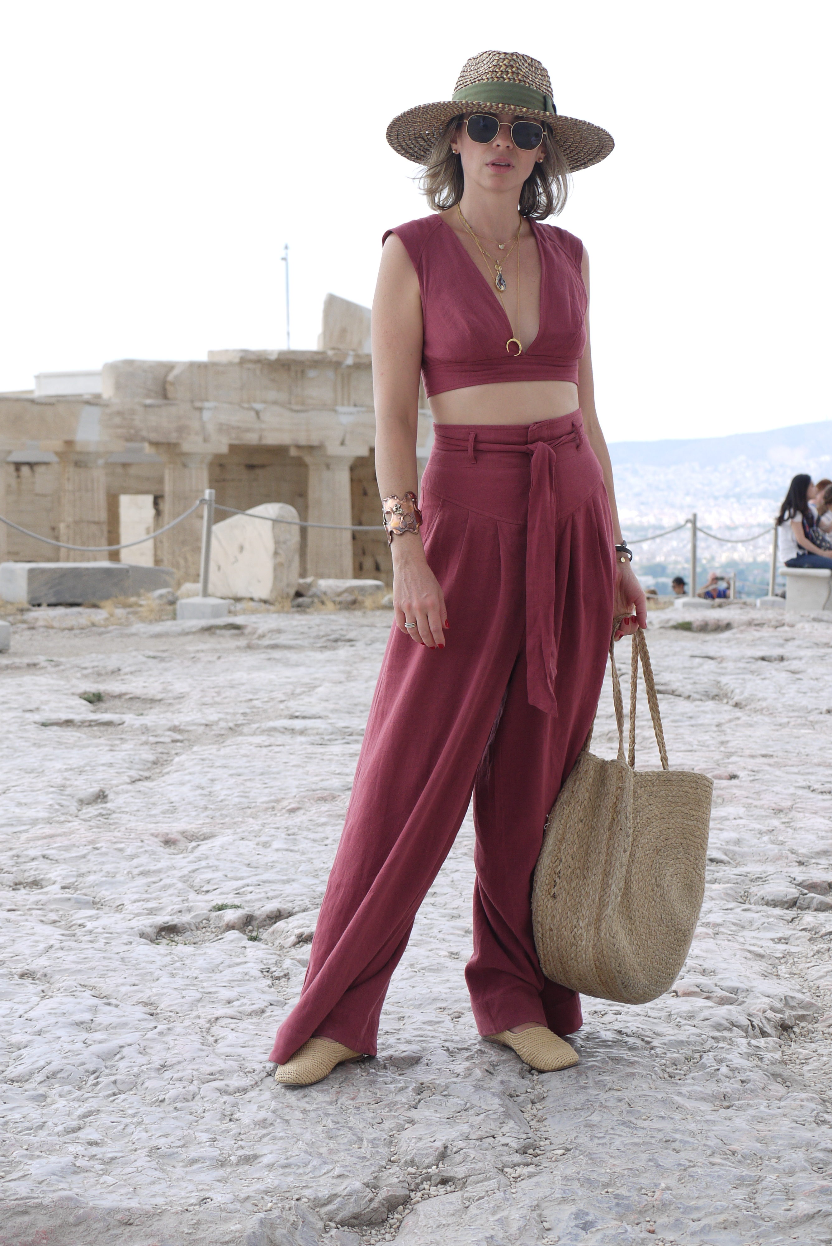 Alba Marina Otero fashion blogger from Mylovelypeople blog shares with you how to style a set of high waist and wide legs pants and a crop top and still being comfortable, paired with braided shoes and bag.