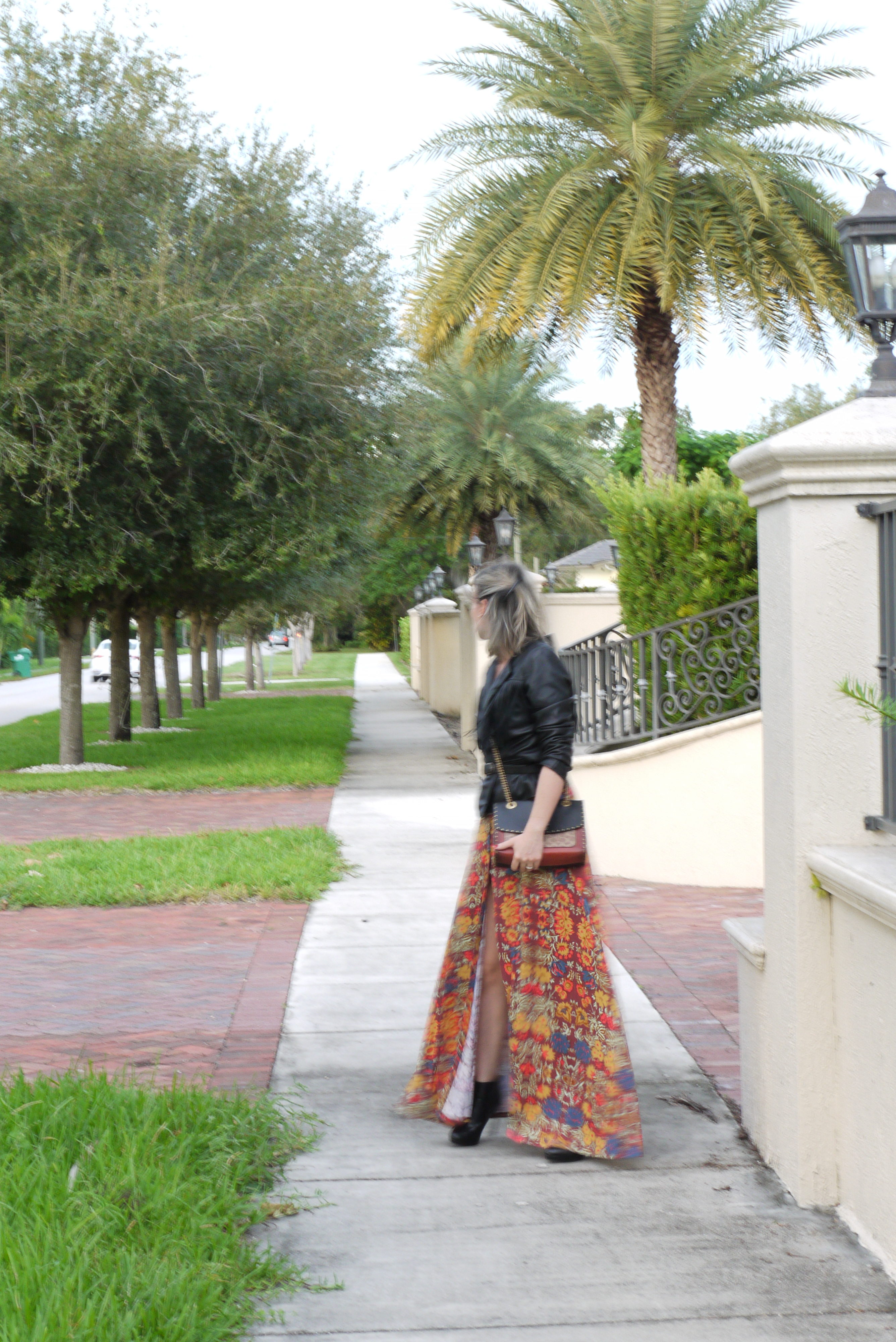 Alba Marina Otero fashion blogger from Mylovelypeople blog shares with you how to give a change to a simple maxi dress adding a black leather jacket tight with a black leather belt with ankle boots