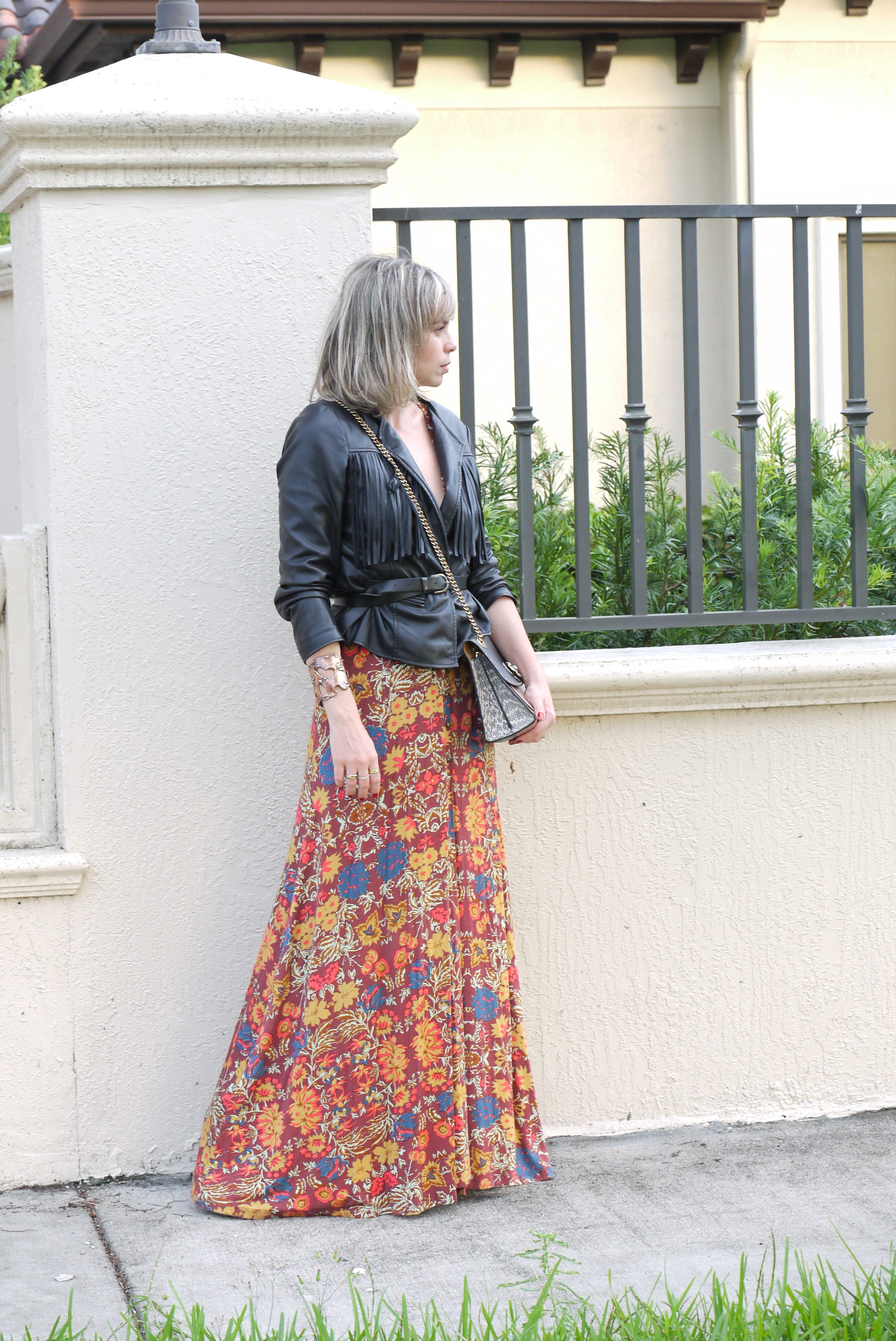 Alba Marina Otero fashion blogger from Mylovelypeople blog shares with you how to give a change to a simple maxi dress adding a black leather jacket tight with a black leather belt with ankle boots