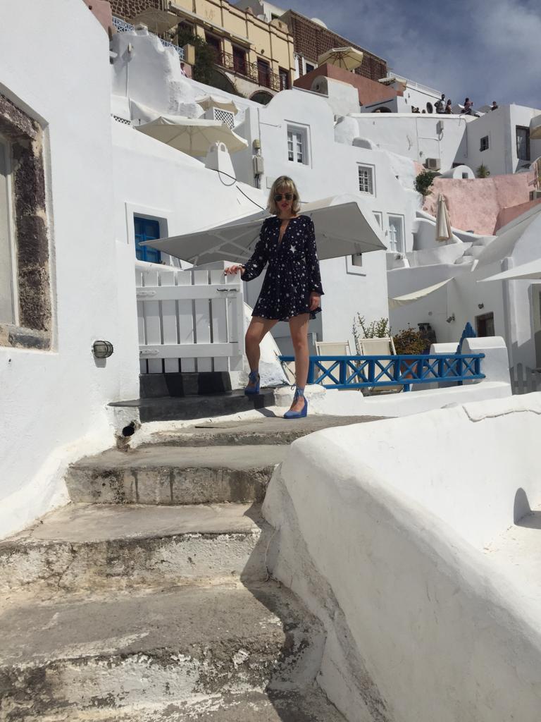 Alba Marina Otero fashion blogger from Mylovelypeople blog shares with you how to be comfortable and cute with this great dress full of star paired with these amazing spadrilles wedges in Santorini