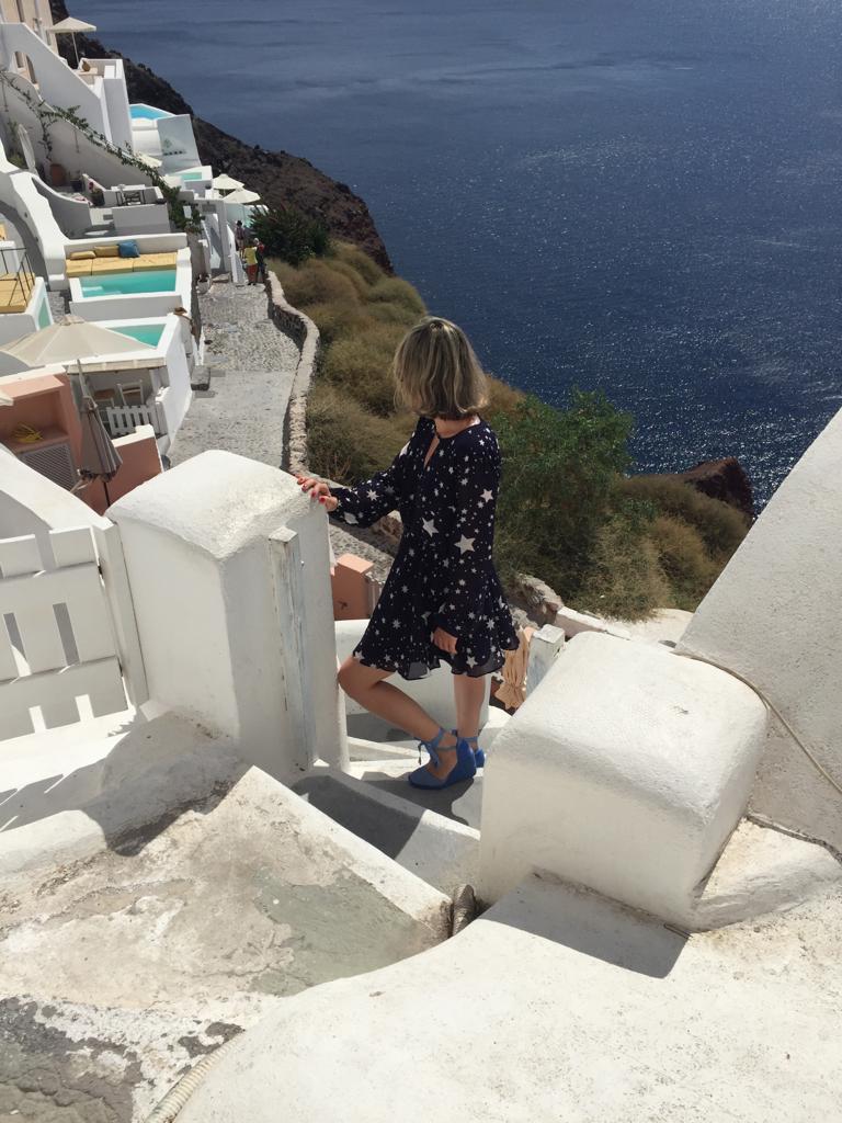 Alba Marina Otero fashion blogger from Mylovelypeople blog shares with you how to be comfortable and cute with this great dress full of star paired with these amazing spadrilles wedges in Santorini