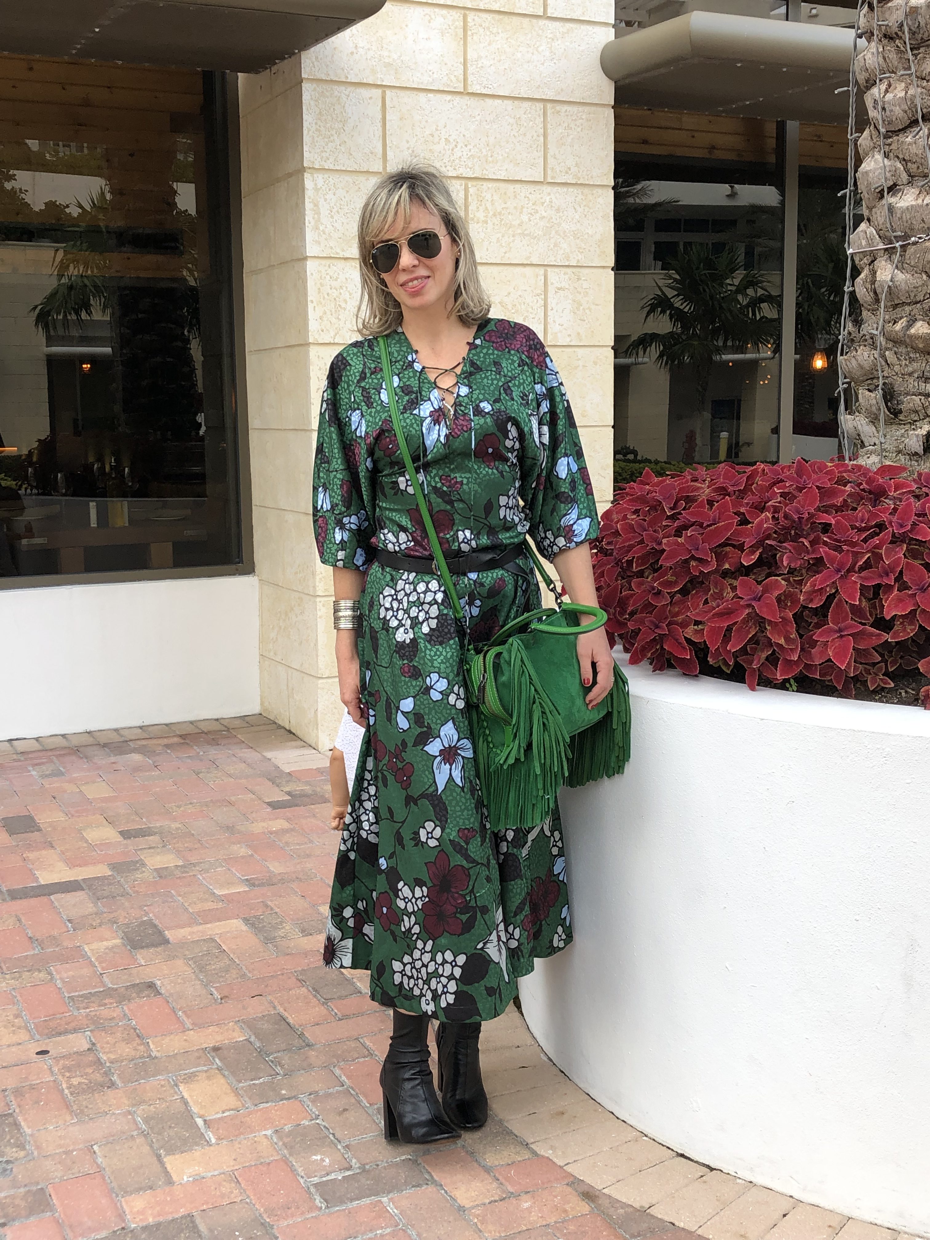 Alba Marina Otero fashion blogger from Mylovelypeople blog shares with you how to combine a vibrant green flowers dress with an ankle leather boots and a fringes green bag for a Brunch
