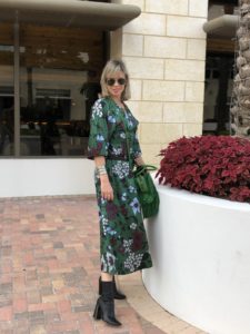 Alba Marina Otero fashion blogger from Mylovelypeople blog shares with you how to combine a vibrant green flowers dress with an ankle leather boots and a fringes green bag for a Brunch