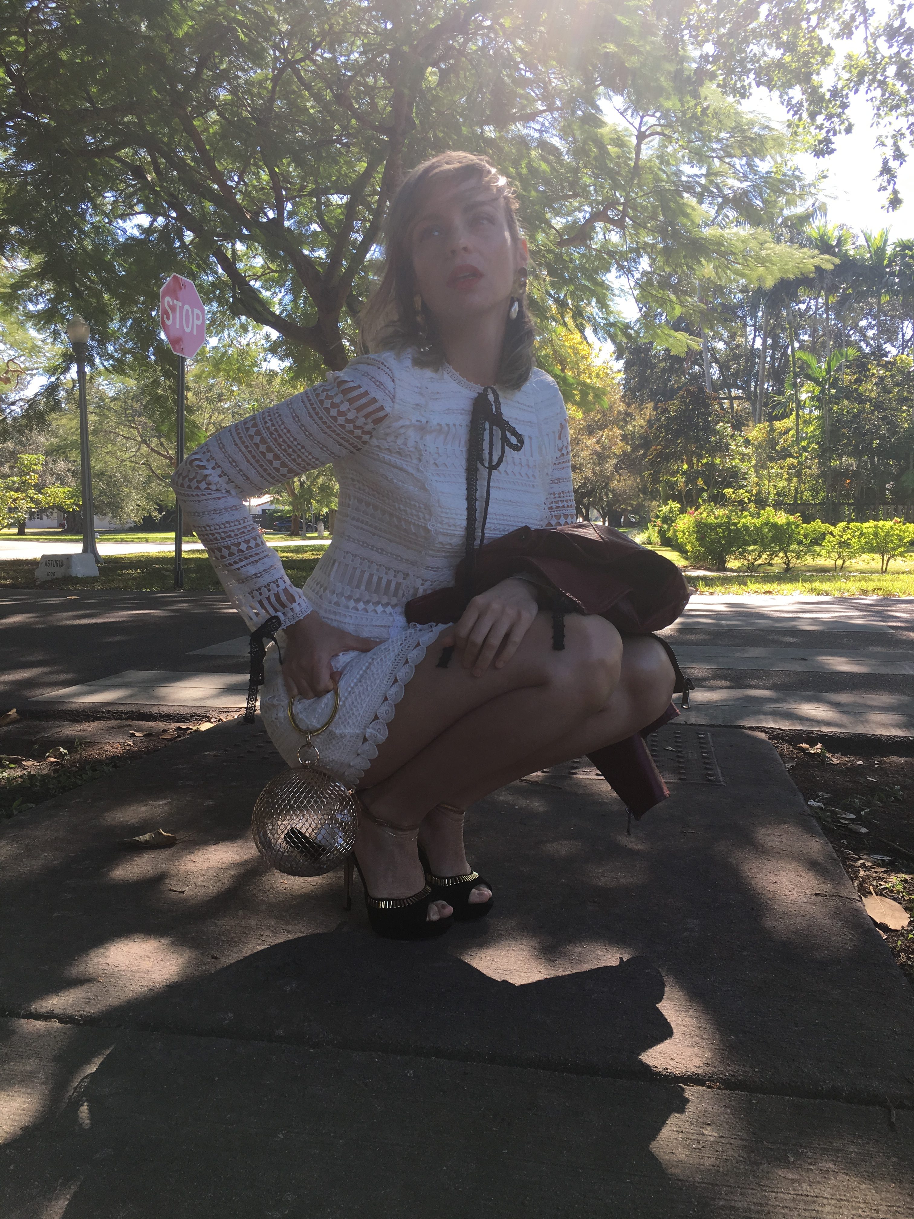 Alba Marina Otero fashion blogger from Mylovelypeople blog shares with you how to dress for christmas parties with a white lace dress following brazilian tradition adding golden details
