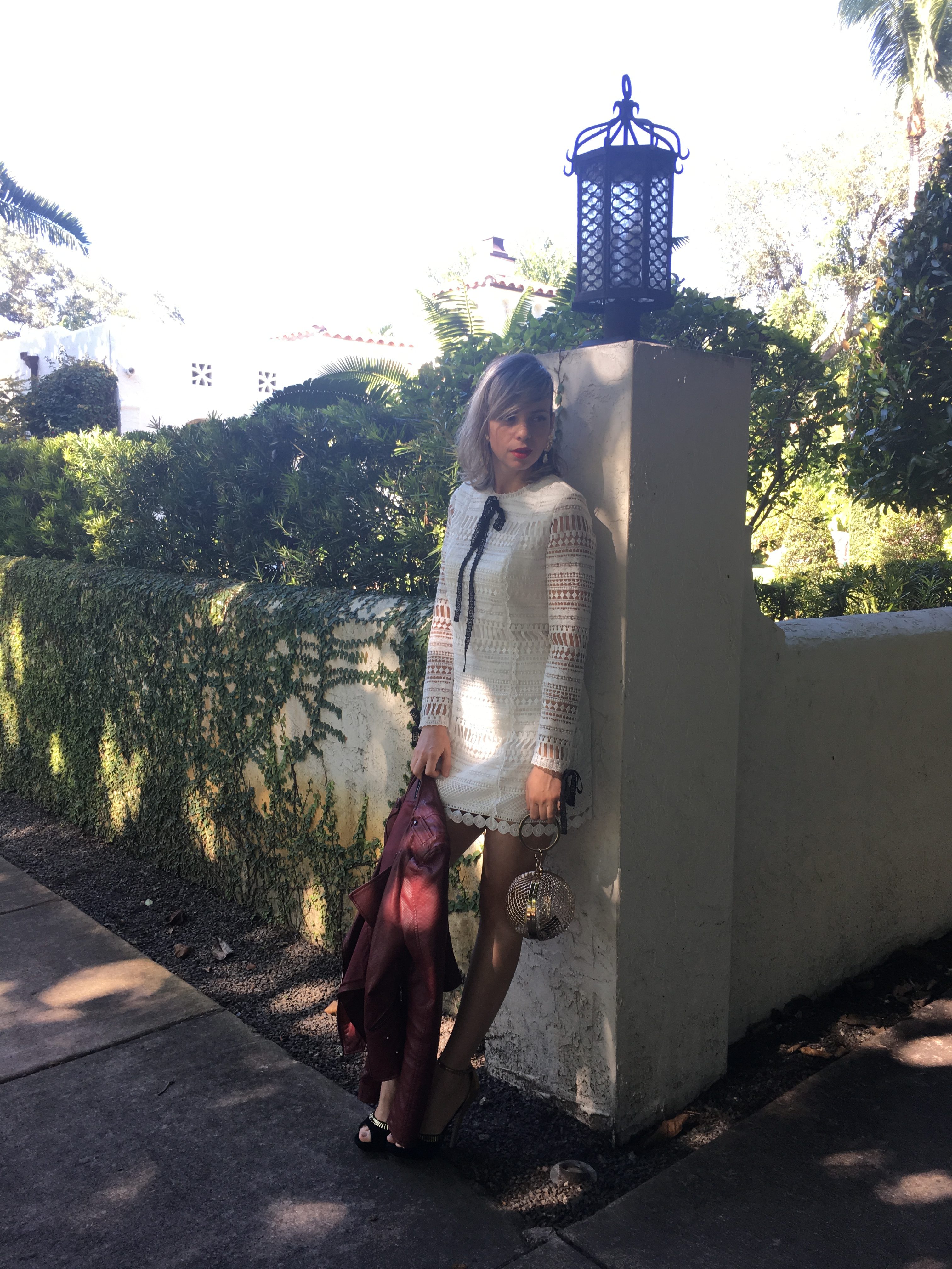 Alba Marina Otero fashion blogger from Mylovelypeople blog shares with you how to dress for christmas parties with a white lace dress following brazilian tradition adding golden details