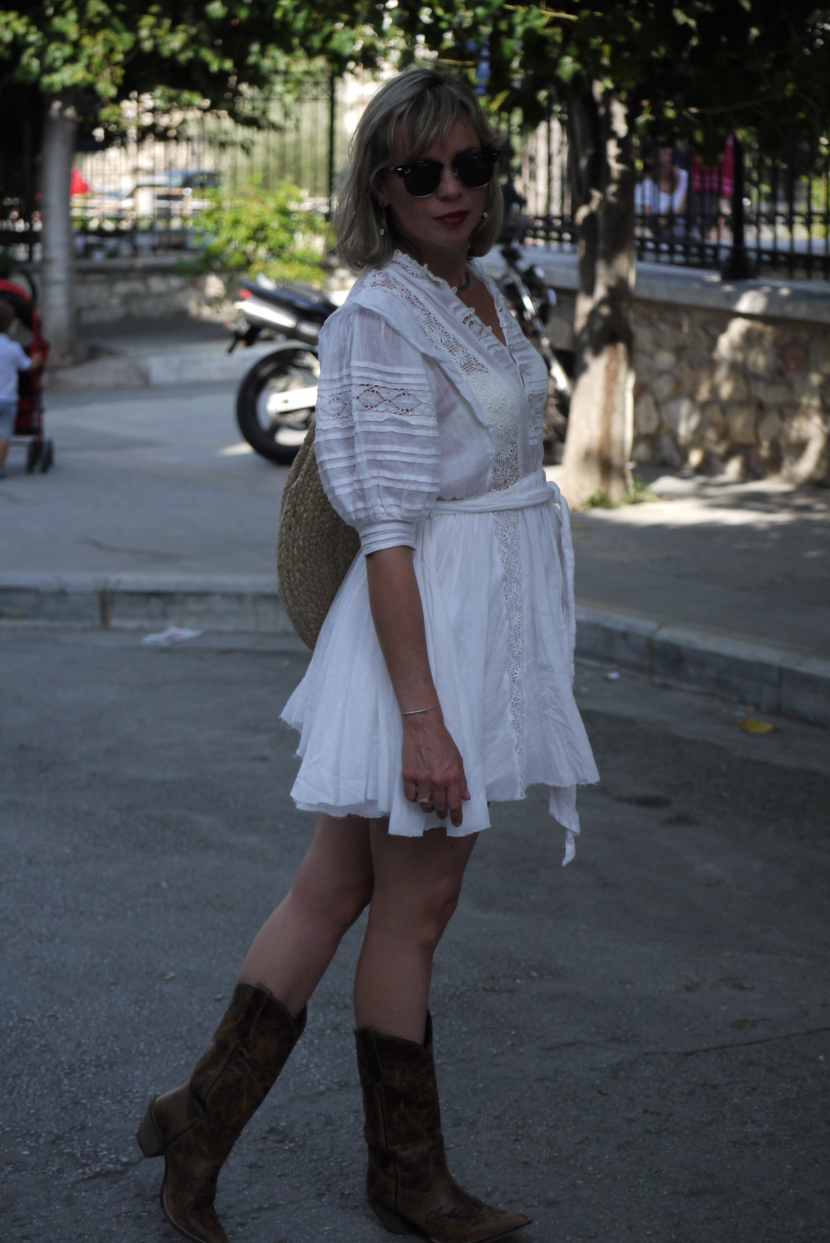 Alba Marina Otero fashion blogger from Mylovelypeople blog shares with you the diferents kind of activities to do in Miami during these days and how to dress for a Festival with a white mini dress paired with cowboy boots and a braided bag.