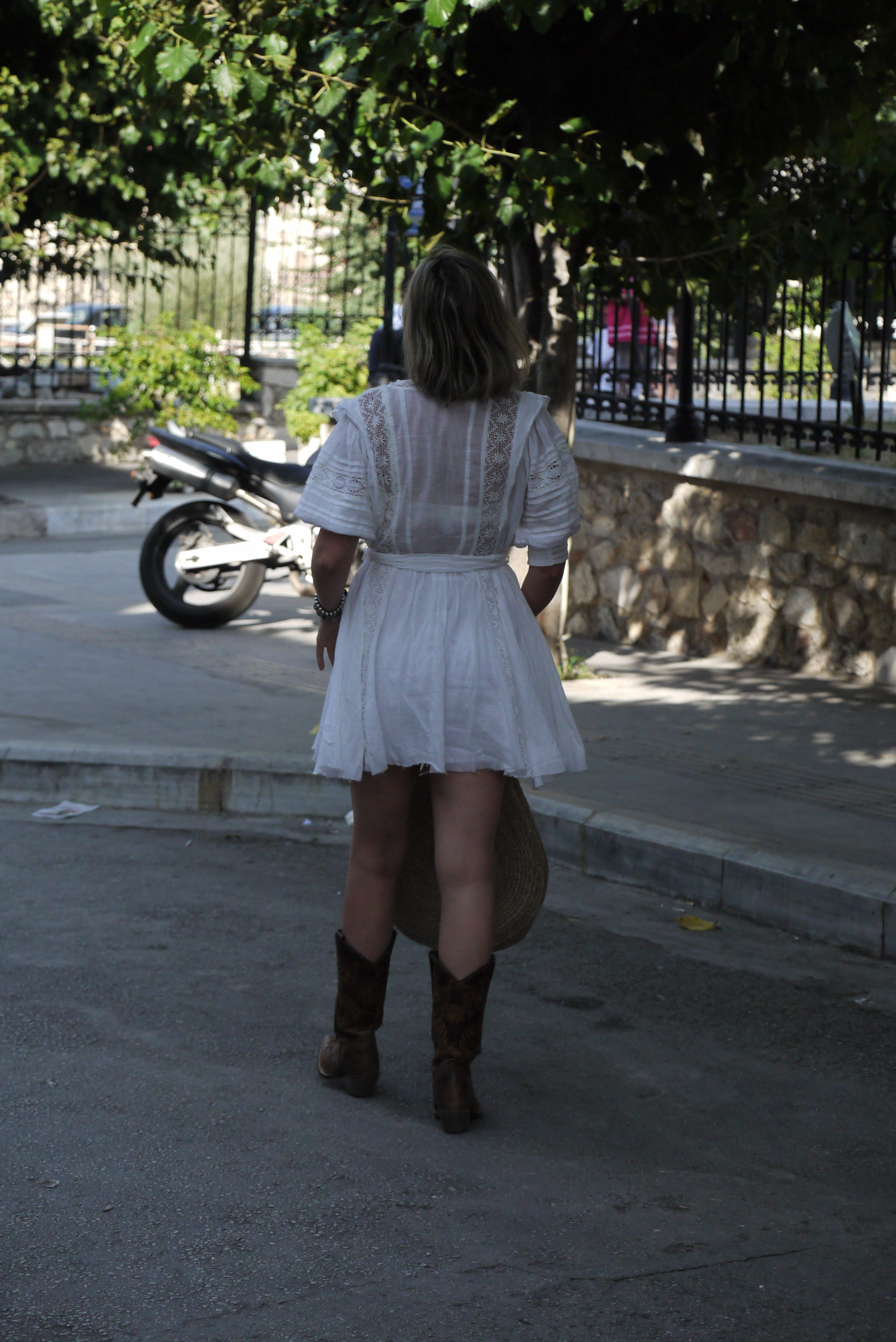 Alba Marina Otero fashion blogger from Mylovelypeople blog shares with you the diferents kind of activities to do in Miami during these days and how to dress for a Festival with a white mini dress paired with cowboy boots and a braided bag.