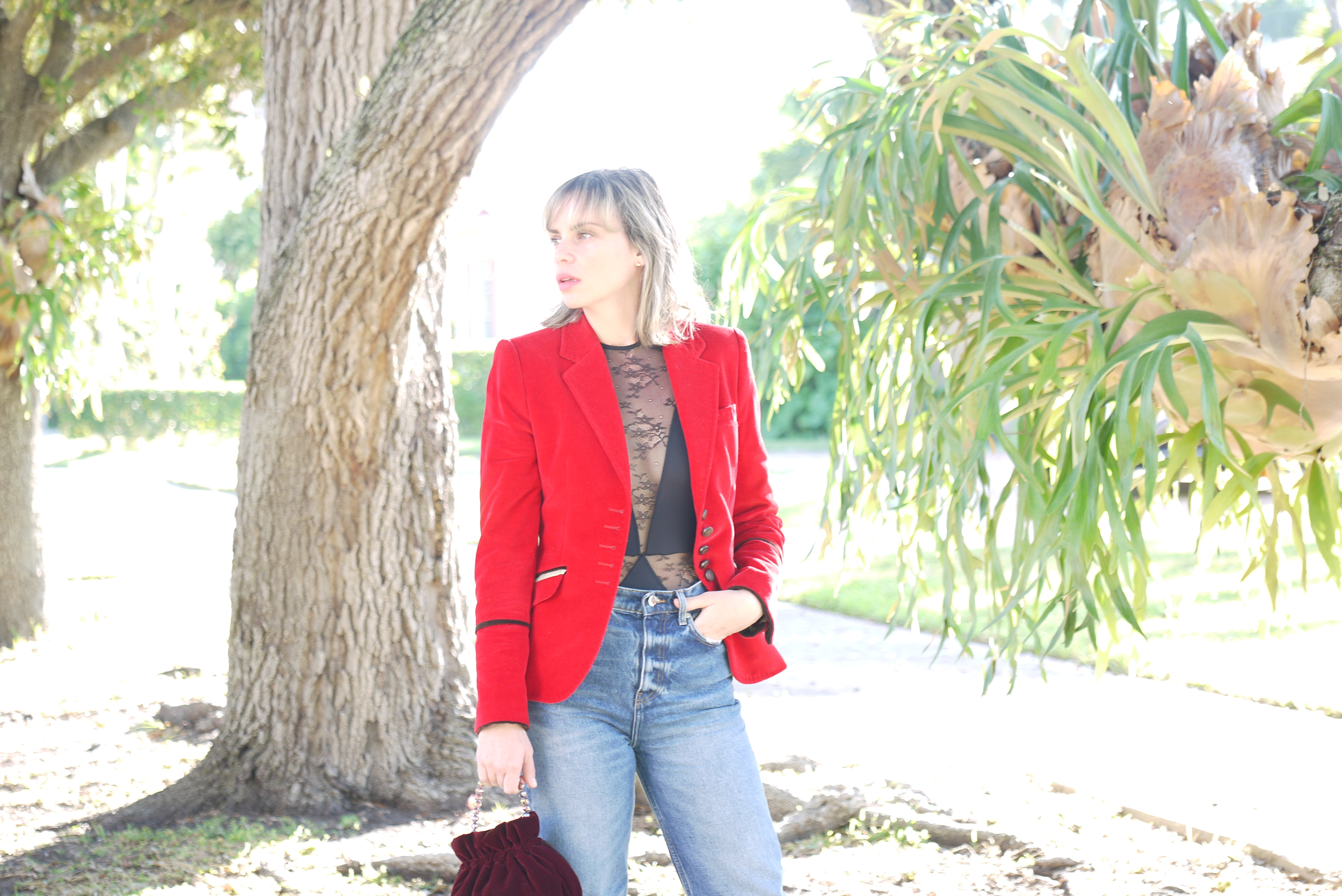 Alba Marina Otero fashion blogger from Mylovelypeople blog shares with you how to dress for a chritsmas party with a velvet jacket, shoes and bag paired with a pair of jeans
