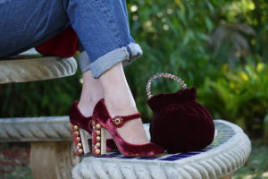 Alba Marina Otero fashion blogger from Mylovelypeople blog shares with you how to dress for a chritsmas party with a velvet jacket, shoes and bag paired with a pair of jeans