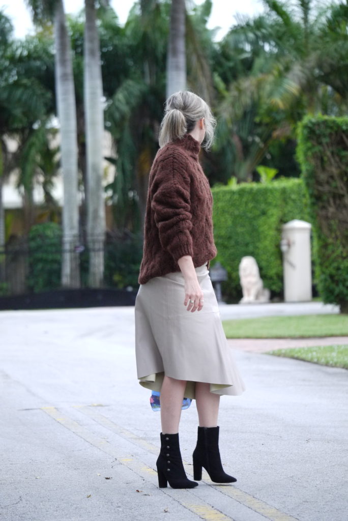 Alba Marina Otero fashion blogger from Mylovelypeople blog shares with you how to style a leather midi skirt with a knit jersey and black ankle boots for winter