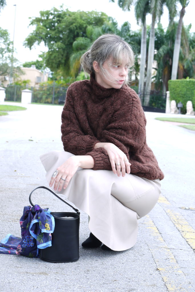 Alba Marina Otero fashion blogger from Mylovelypeople blog shares with you how to style a leather midi skirt with a knit jersey and black ankle boots for winter