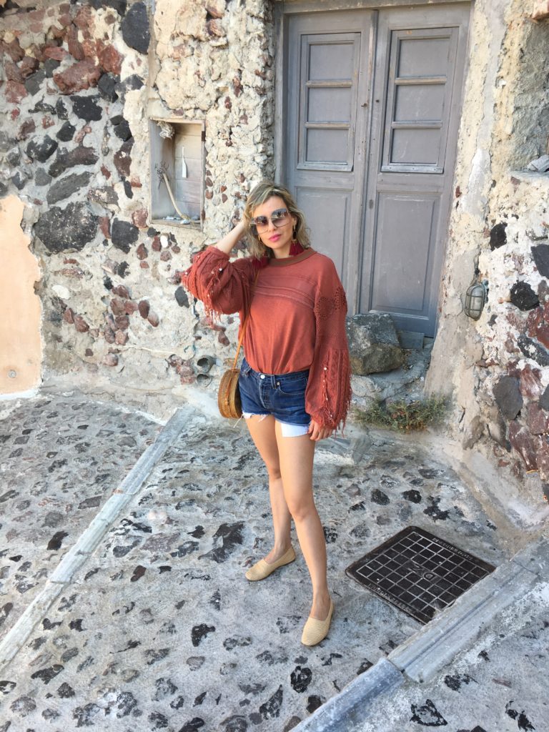 Alba Marina Otero fashion blogger from Mylovelypeople blog shares with you how to style a summer sweater with shorts for your next vacation.