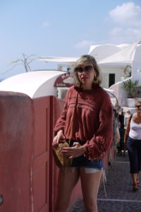 Alba Marina Otero fashion blogger from Mylovelypeople blog shares with you how to style a summer sweater with shorts for your next vacation.