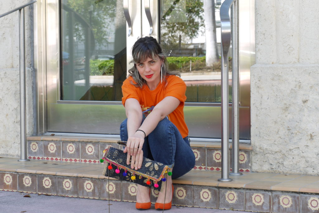 Alba Marina Otero fashion blogger from Mylovelypeople blog shares with you why a basic tee is a must have in our wardrobe adding the perfect accesories