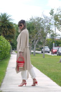 Alba Marina Otero fashion blogger from Mylovelypeople blog shares with you how to combine a trench coat and naked sandals with a raffia basket and statements earrings as accessories