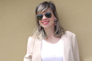Alba Marina Otero fashion blogger from Mylovelypeople blog shares with you how to combine a trench coat and naked sandals with a raffia basket and statements earrings as accessories