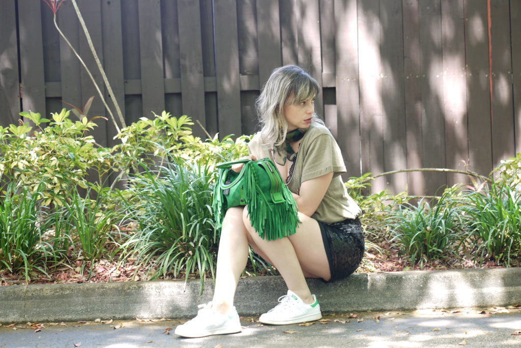 Alba Marina Otero fashion blogger from Mylovelypeople blog shares with you how to combine a sequin mini skirt with a Khaki tee and to accesorice the outfit, white sneakers, a green fringes Coach bag, a golden bracelet and earring and a camo scarf around the neck