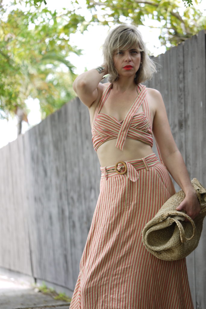 Alba Marina Otero fashion blogger from Mylovelypeople blog shares with you the many choices that we have with matching set. She is wearing a stripes matching set from Freepeople combined with espadrilles wedges and a big jute shopper bag.