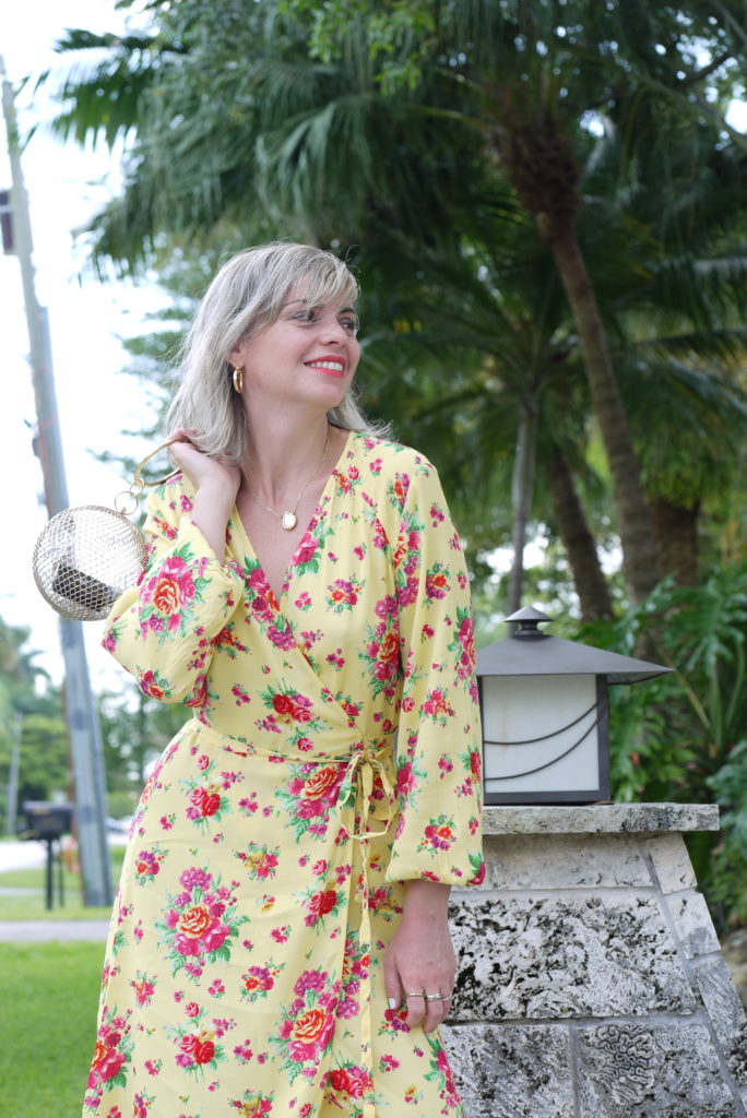 Alba Marina Otero fashion blogger from Mylovelypeople blog shares with you how to updated you wardrobe for this coming spring season with one basic piece. She is wearing a flower wrap dress from &otherstories with purple block heels and circle hand bag