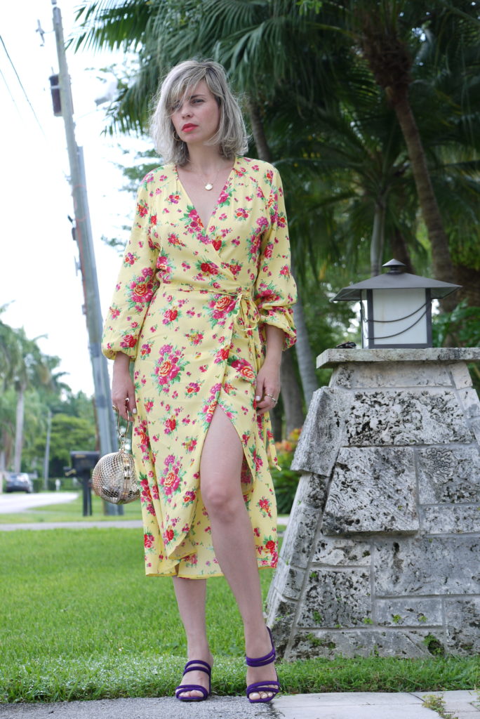 Alba Marina Otero fashion blogger from Mylovelypeople blog shares with you how to updated you wardrobe for this coming spring season with one basic piece. She is wearing a flower wrap dress from &otherstories with purple block heels and circle hand bag